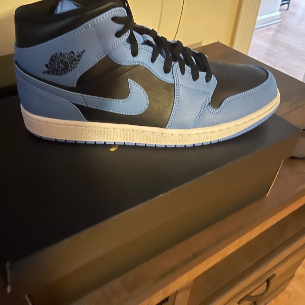 Jordan’s Sneakers Aurtentic kids , women’s, men’s , GS